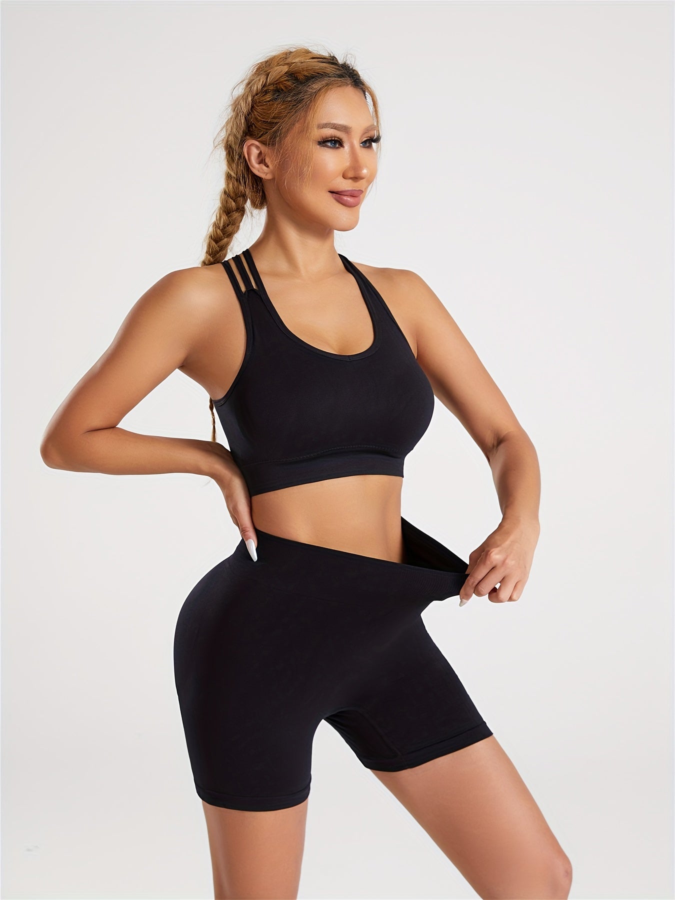 Brassière de sport croisée et short de running taille haute